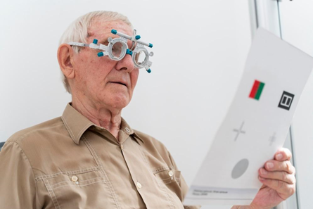 Navigating Eye Health Caregiver’s Guide to Exams & Personalized Senior Care